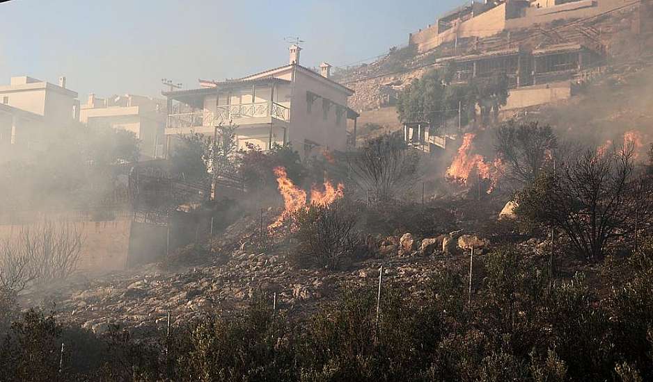 Αναζωπύρωση της φωτιάς στη Σαρωνίδα - Έκκληση για εναέρια μέσα