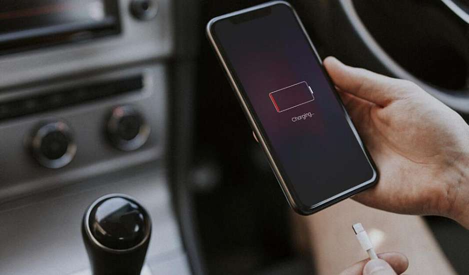 Γιατί η φόρτιση κινητού τηλεφώνου στο αυτοκίνητο κρύβει κινδύνους