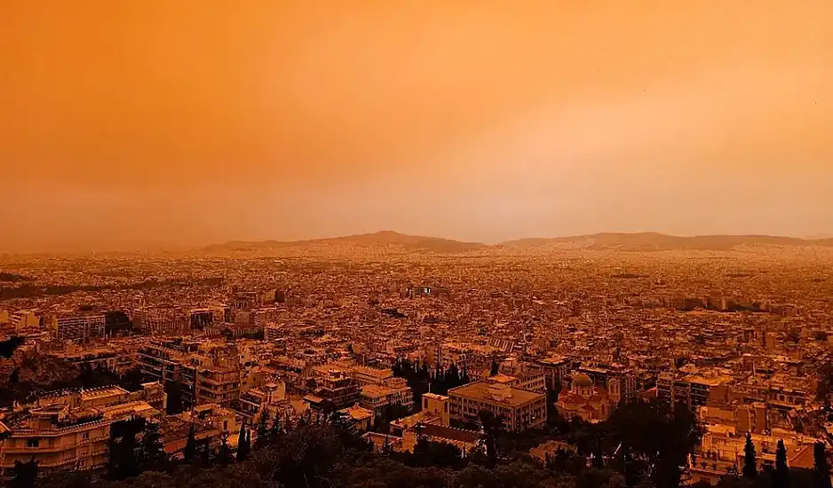 Καιρός: Επιμένει η αφρικανική σκόνη στην Ελλάδα - Στα ύψη η θερμοκρασία