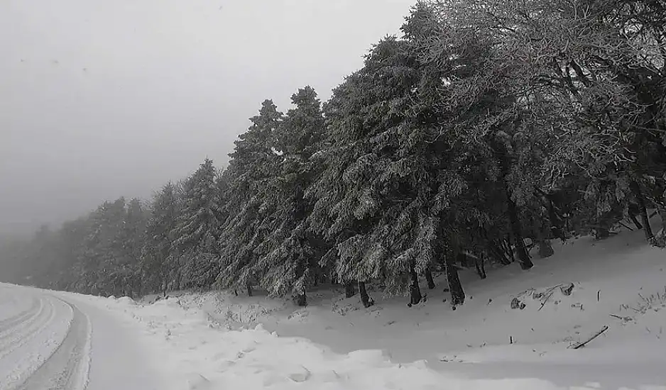 Μάχη για να παραμείνουν οι δρόμοι της Εύβοιας ανοιχτοί, εξαιτίας του χιονιά