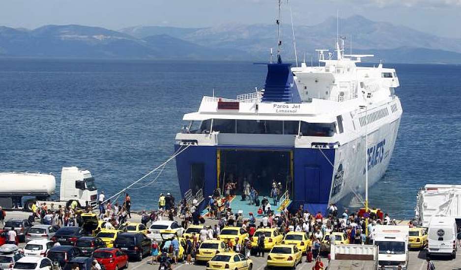 Γεμάτα αναχωρούν τα πλοία από το λιμάνι του Πειραιά - Παράπονα για τιμές στα ακτοπλοϊκά εισιτήρια