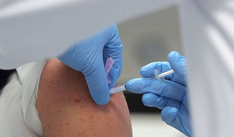 Αποτελεσματικό το εμβόλιο απέναντι στις μεταλλάξεις – Περιορίζουν τους θανάτους και τις νοσηλείες