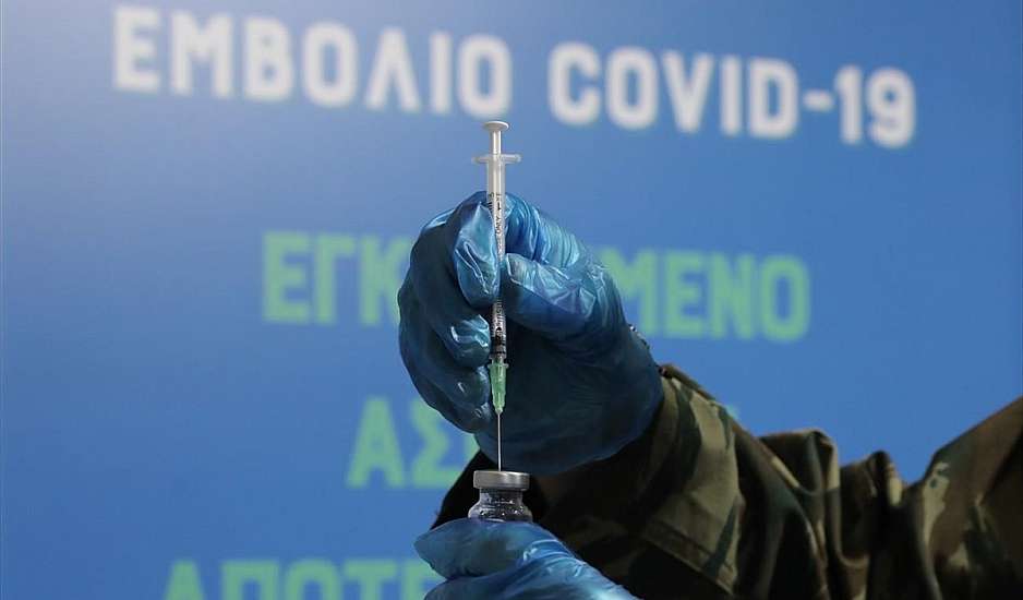 Κορονοϊός: Ένας χρόνος από τον πρώτο εμβολιασμό - Τα εμβόλια έσωσαν 15.000 ζωές