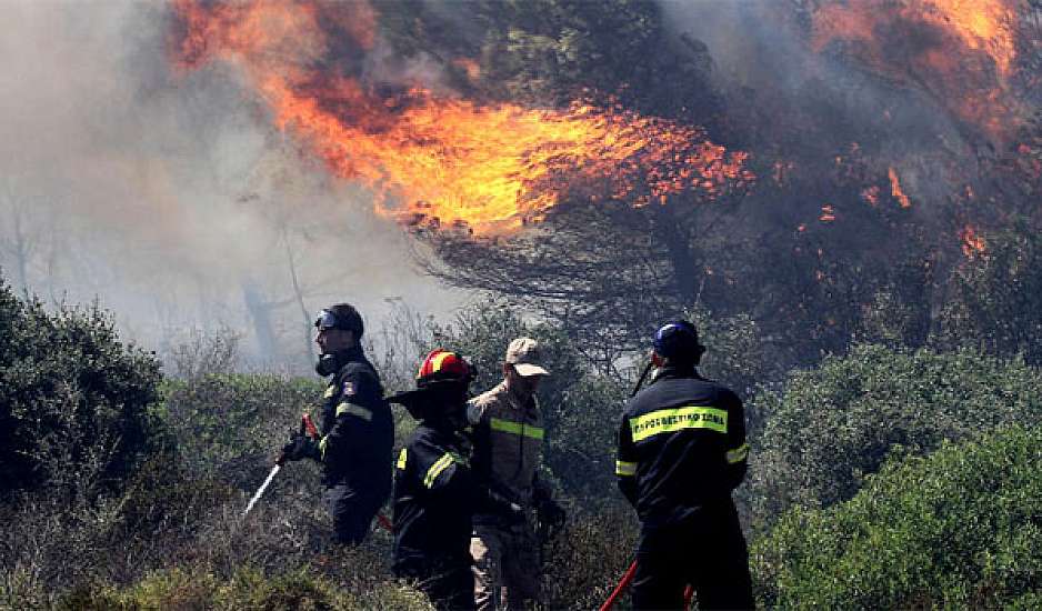Φωτιά στο Διαλεκτό Καβάλας: Εκκενώθηκαν επτά οικισμοί - Τραυματίστηκαν δύο πυροσβέστες