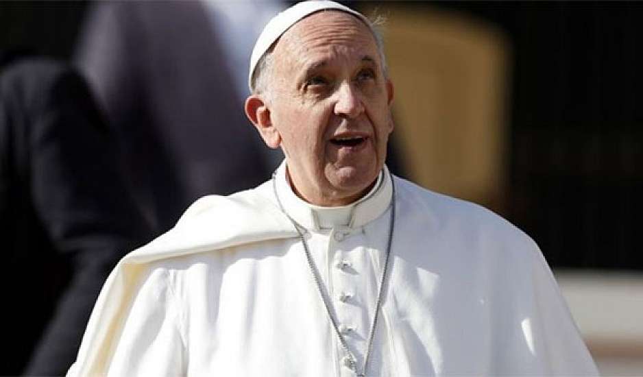 Ο πάπας Φραγκίσκος έκανε δεκτούς πρόσφυγες που έφτασαν από την Λέσβο