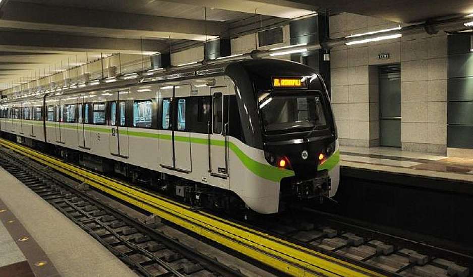 Απίστευτη τύχη: Μετρό φρενάρει «μια τρίχα» πριν λιώσει γυναίκα στις γραμμές