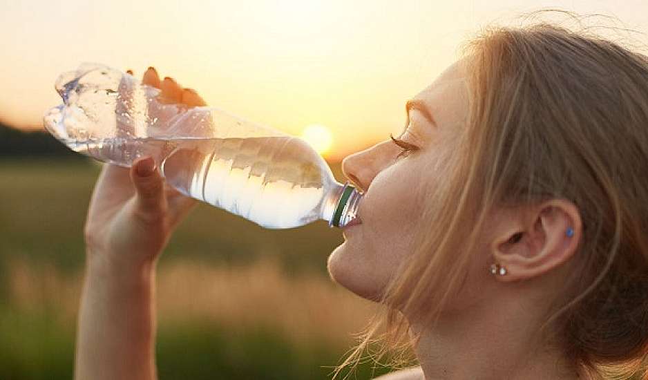 Πόσο νερό να πίνετε πριν το γεύμα για να χάνετε 1 κιλό σε ένα μήνα χωρίς δίαιτα