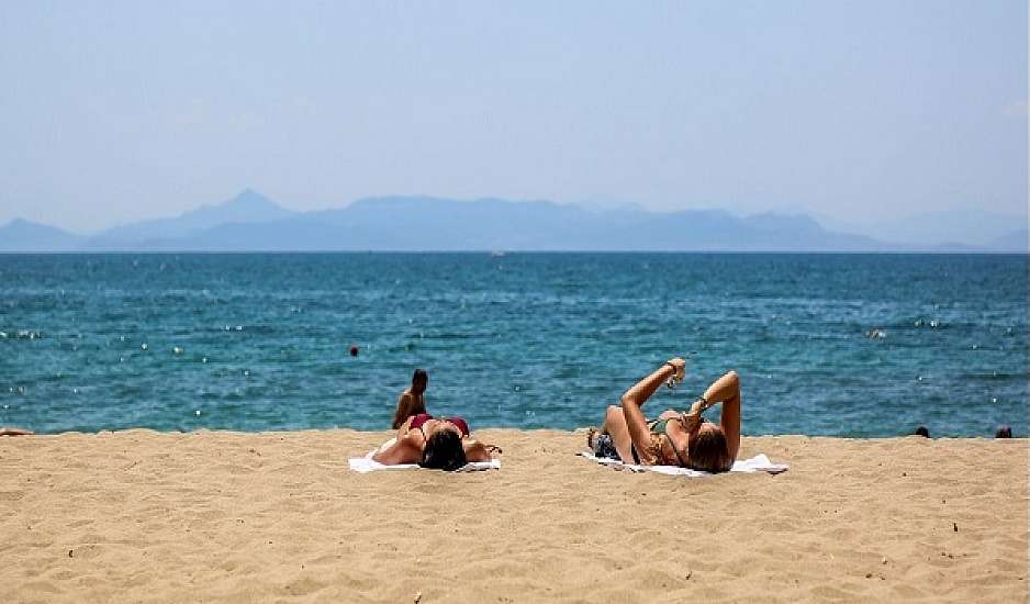 Καύσωνας: Από τις έξι το πρωί στις παραλίες οι Αθηναίοι