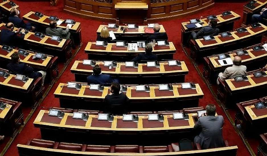 Βουλή: Υπερψηφίστηκε το εργασιακό νομοσχέδιο με 158 ναι